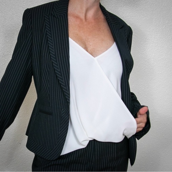 Jones New York pin stripe navy blue pant suit. Sz 6 - Picture 5 of 11